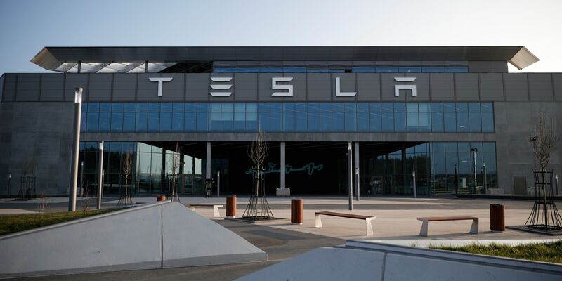 Das Tesla-Werk in Grünheide ist nach dem tagelangen Stromausfall wieder am Netz. - Foto: Carsten Koall/dpa