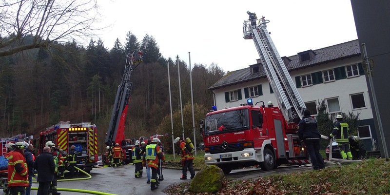 KFV-CW: Feuerwehr rettet Person aus Brandwohnung - Feuerwand und massiver Rauch in beengtem Zugang waren Herausforderung - Foto: presseportal.de