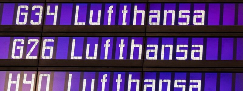 Anzeigetafel am Flughafen München: Die Flugbegleiterinnen und Flugbegleiter der Lufthansa und der Lufthansa Cityline streiken. - Foto: Peter Kneffel/dpa