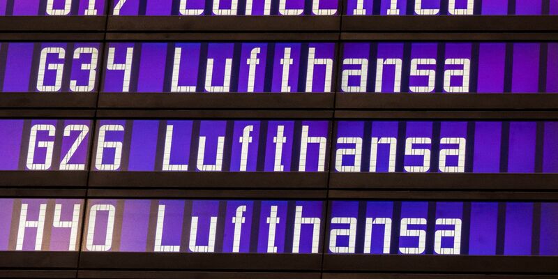 Anzeigetafel am Flughafen München: Die Flugbegleiterinnen und Flugbegleiter der Lufthansa und der Lufthansa Cityline streiken. - Foto: Peter Kneffel/dpa