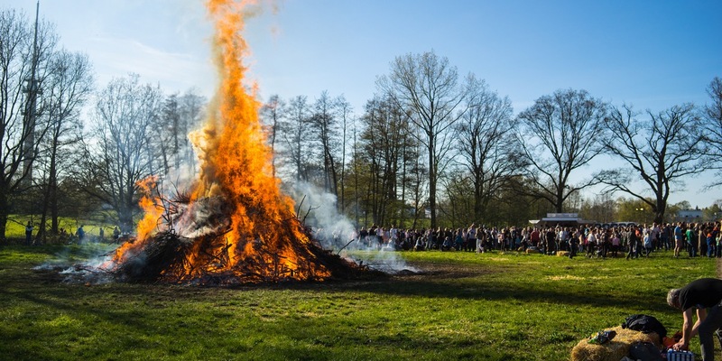 FW Norderstedt: Osterfeuer der Freiwilligen Feuerwehr Harksheide - Foto: presseportal.de
