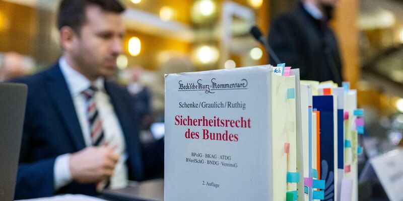 Blick auf den Tisch der Anwälte der AfD  im nordrhein-westfälischen Oberverwaltungsgericht Münster. - Foto: Guido Kirchner/dpa