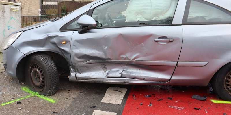 POL-HF: Zusammenstoß im Kreuzungsbereich - Am Unfall beteiligte Autofahrerinnen verletzt - Foto: presseportal.de