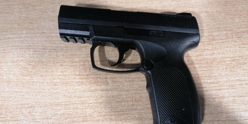 BPOLI DD: Verhaftung eines Gesuchten: Bundespolizei Dresden findet Betäubungsmittel und Waffe - Foto: presseportal.de