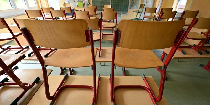 Ein Lehrer soll im vergangenen Herbst an einer Schule in Cottbus Schüler mit Migrationshintergrund verprügelt haben. - Foto: Martin Schutt/dpa