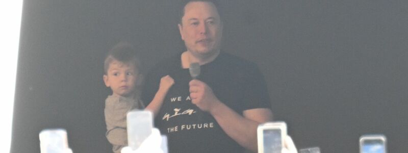 Tesla-Chef Elon Musk ist in die Tesla-Fabrik in Grünheide gekommen. - Foto: Sebastian Christoph Gollnow/dpa