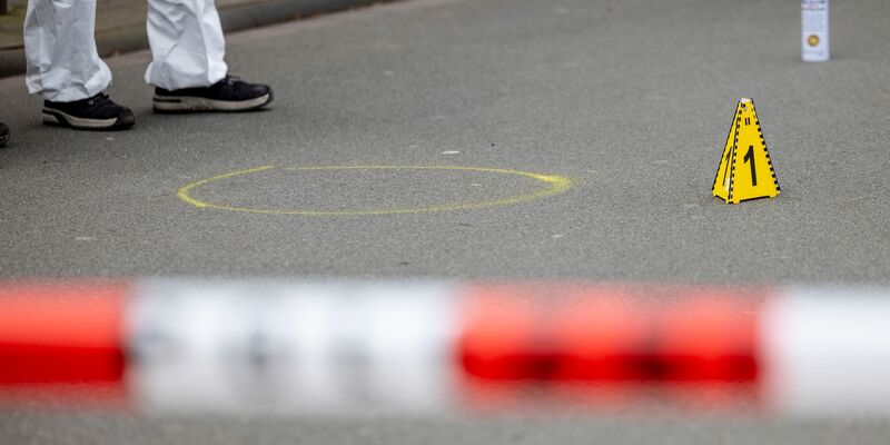 Auf einem kleinen Parkplatz hat die Polizei nach dem Messerangriff alles abgesperrt. - Foto: Christoph Reichwein/dpa