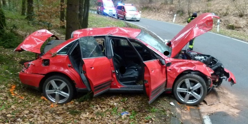 POL-MI: Auto überschlägt sich und kracht gegen Baum - Foto: presseportal.de