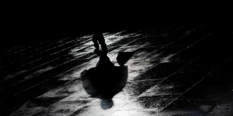 Vertrauenspersonen sind keine hauptberuflichen Ermittler. Sie werden zum Beispiel von der Polizei oder auch von dem Verfassungsschutz angeworben, um aus ihrer eigenen extremistischen oder kriminellen Gruppe Informationen zu liefern - meist gegen Bargeld. - Foto: Rolf Vennenbernd/dpa