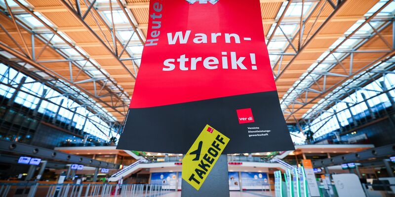Ein Warnstreik des Sicherheitspersonals führt am Donnerstag und Freitag zu Einschränkungen an vielen deutschen Flughäfen. - Foto: Christian Charisius/dpa