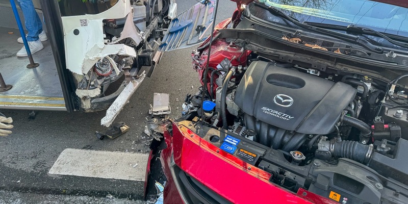 FW Flotwedel: Feuerwehr Eicklingen rückt zu Verkehrsunfall zwischen PKW und Schulbus aus - Foto: presseportal.de