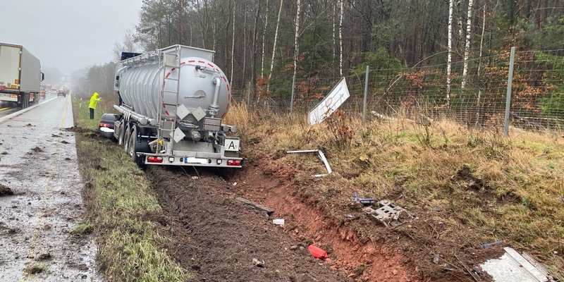 POL-PDKL: Sattelzug landet im Grünstreifen... - Foto: presseportal.de