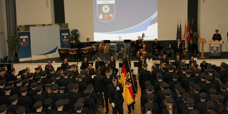 BPOLD-H: Die Bundespolizeidirektion Hannover begrüßt feierlich 184 neue Kolleginnen und Kollegen! - Foto: presseportal.de