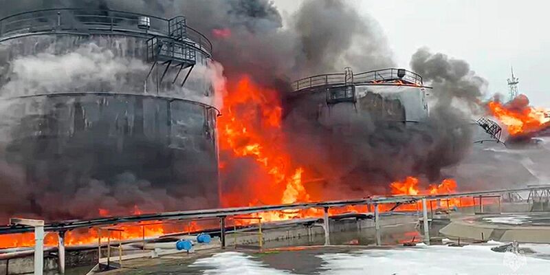 Feuer in Öllagern im russischen Klintsy im Januar diesen Jahres. - Foto: Uncredited/Governor of Bryansk Region Alexander Bogomaz telegram channel AV BogomaZ/AP/dpa