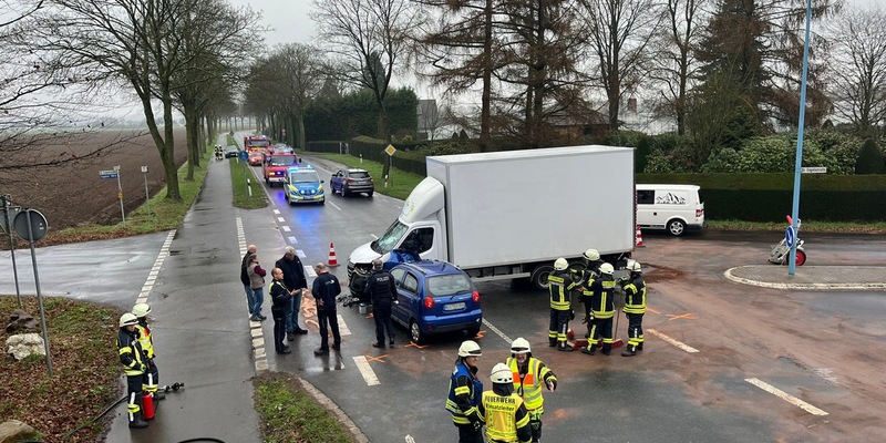 FW-KLE: Verkehrsunfall mit Transporter - Foto: presseportal.de