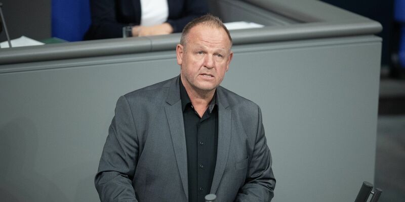Der AfD-Obmann Kay-Uwe Ziegler soll sich mit einem Schild mit dem Zusatz «Ausschussvorsitzender» in den Gesundheitsausschuss gesetzt haben. - Foto: Kilian Genius/dpa