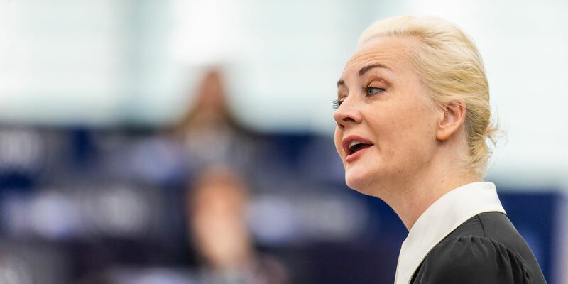 Julia Nawalnaja im Plenarsaal des Europäischen Parlaments in Staßburg. - Foto: Philipp von Ditfurth/dpa