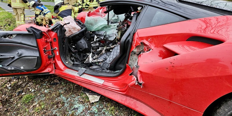 FW Olfen: Schwerer Verkehrsunfall auf Vinnumer Landweg fordert zwei Verletzte - Rettungshubschrauber im Einsatz - Foto: presseportal.de