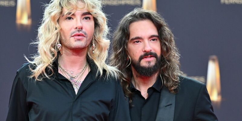 Die Musiker Bill Kaulitz (l) und Tom Kaulitz bei der Verleihung der Deutschen Fernsehpreise 2023. - Foto: Henning Kaiser/dpa