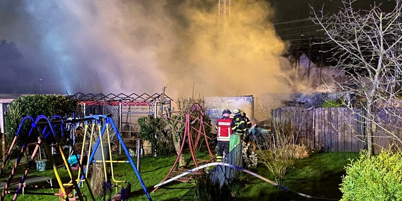 FW-DO: 13.03.2024 - Feuer in Mengede Gartenlaube bei Brand komplett zerstört. Zwei weitere Lauben wurden beschädigt. Glücklicherweise wurde niemand verletzt. - Foto: presseportal.de