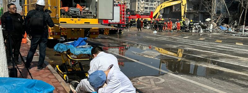 Die Feuerwehr schickte nach eigenen Angaben mehr als 150 Rettungskräfte zum Unfallort. - Foto: Ng Han Guan/AP
