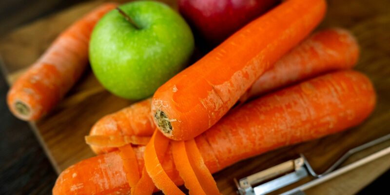 Vorgeschlagen wird etwa, die Mehrwertsteuer unter anderem für Obst und Gemüse aus der EU in Bio-Qualität zu streichen. - Foto: Sina Schuldt/dpa