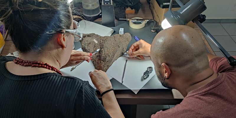 Ein internationales Forschungsteam entnimmt Proben für die geochemischen Analysen. - Foto: --/Senckenberg Gesellschaft für Naturforschung/dpa