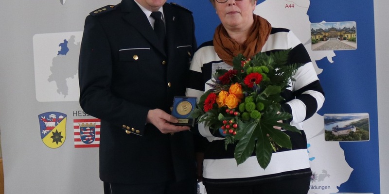 POL-KB: Korbach - Kasseler Polizeimedaille an couragierte Korbacherin verliehen - Foto: presseportal.de