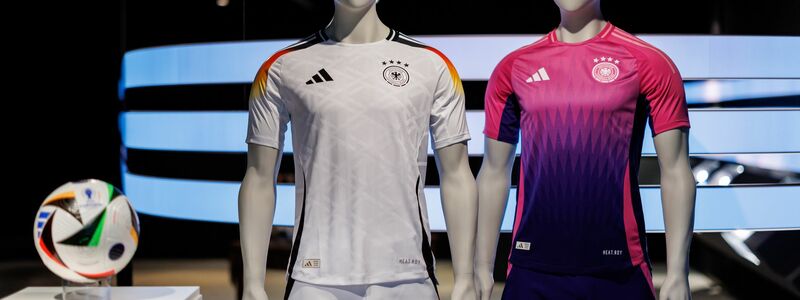 Die offiziellen Trikots der deutschen Fußball-Nationalmannschaft für die Heim-EM 2024. - Foto: Daniel Karmann/dpa