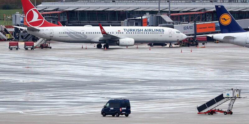 Gut vier Monate sind seit der Geiselnahme auf dem Hamburger Flughafen vergangen. Jetzt wurde Anklage erhoben. - Foto: Bodo Marks/dpa