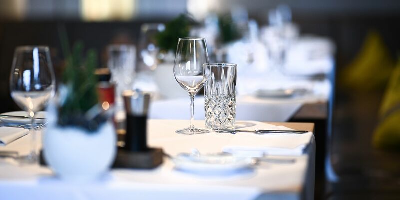 Nach der Coronakrise kam die Inflation: Für Gastronomie und Hotellerie sind es schwierige Zeiten. - Foto: Felix Kästle/dpa