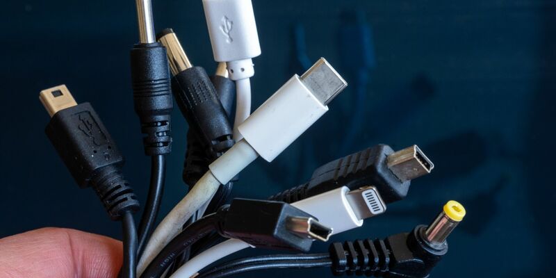 Ein Ladekabel mit USB-C-Stecker. - Foto: Jens Büttner/dpa