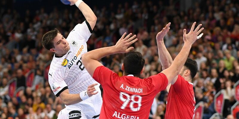 Steuerte zum Sieg gegen Algerien zehn Tore bei: Renars Uscins (l). - Foto: Swen Pförtner/dpa