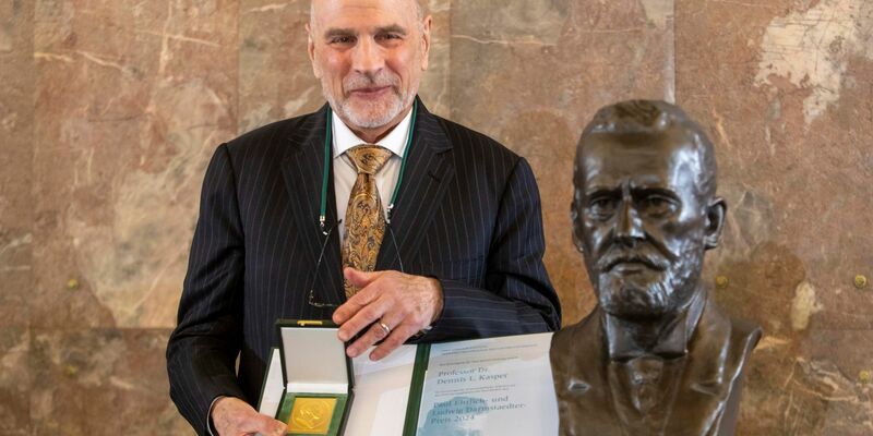 Der amerikanische Mediziner Dennis Kasper in der Frankfurter Paulskirche. - Foto: Helmut Fricke/dpa
