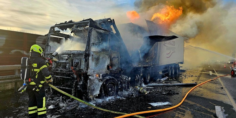 FW Sankt Augustin: LKW auf der A3 brennt aus - Foto: presseportal.de