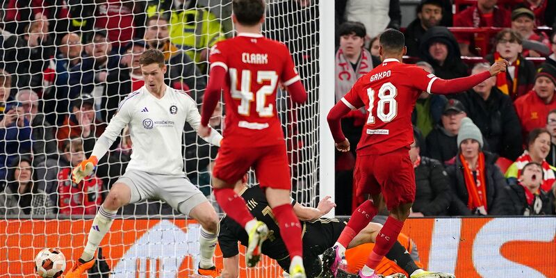 Liverpools Cody Gakpo (r) traf gegen Sparta Prag schon nach 14 Minuten zum zwischenzeitlichen 4:0. - Foto: Peter Byrne/PA Wire/dpa