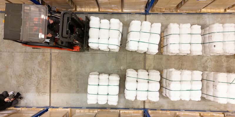 Ein Gabelstapler verlädt im Logistikzentrum des Deutschen Roten Kreuz (DRK) Hilfsgüter für die Zivilbevölkerung im Gazastreifen. - Foto: Sebastian Kahnert/dpa