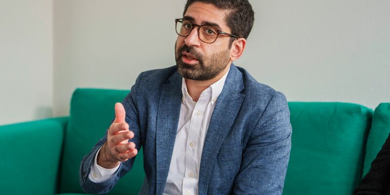 Kaweh Mansoori plädiert dafür, mehr für die gesellschaftliche Akzeptanz von erneuerbaren Energien zu tun. - Foto: Andreas Arnold/dpa