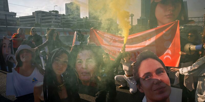 In Tel Aviv demonstrieren Menschen für die Freilassung der israelischen Geiseln. - Foto: Oded Balilty/AP