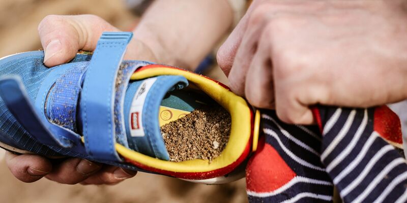 Sand in Kinderschuhen ist keine Seltenheit. Aber ist das Phänomen gefährlich? - Foto: Oliver Berg/dpa