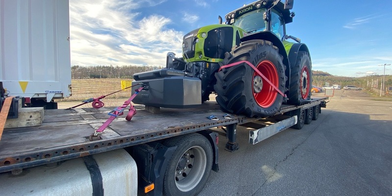 POL-PDKL: Traktor droht von der Ladefläche zu fallen... - Foto: presseportal.de