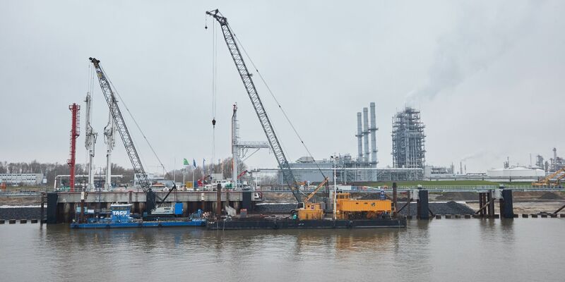Im Stader Energiehafen ist das Terminal in Betrieb genommen worden. - Foto: Georg Wendt/dpa