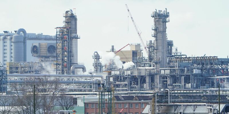 Industrieanlagen stehen auf dem Werksgelände des Chemiekonzerns BASF: Der Umsatz der Branche dürfte 2024 fallen. - Foto: Uwe Anspach/dpa