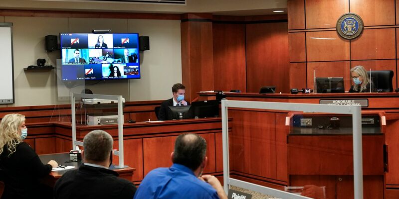 Auch der Vater eines Teenagers, der 2021 vier Schüler an einer Schule im US-Bundesstaat Michigan erschoss, ist wegen fahrlässiger Tötung für schuldig befunden worden. - Foto: Paul Sancya/AP/dpa