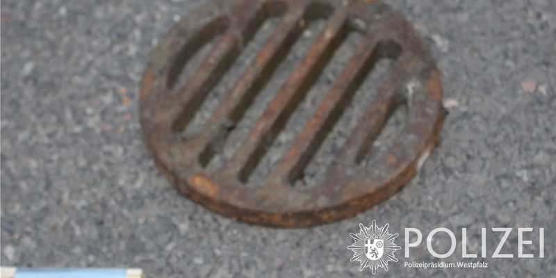 POL-PPWP: Schachtabdeckung auf Auto geworfen - Foto: presseportal.de
