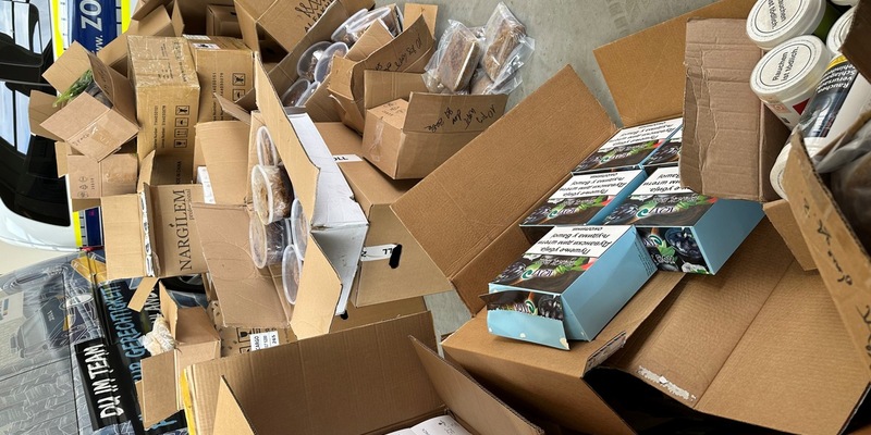 HZA-K: Zoll: Rund 530 Kilogramm Wasserpfeifentabak und fast 70 Liter unversteuerte E-Liquids in Köln sichergestellt / knapp 50.000 Euro Steuerschaden, noch vor Ort Strafverfahren eingeleitet - Foto: presseportal.de