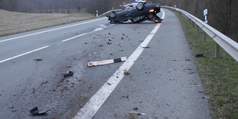 POL-HX: Nach Sekundenschlaf - Pkw landet auf dem Dach - Foto: presseportal.de