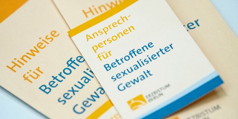Seit dem 1. März 2023 können Betroffene sexualisierter Gewalt gegen bereits entschiedene Fälle ohne Begründung Widerspruch einlegen. - Foto: Fabian Sommer/dpa