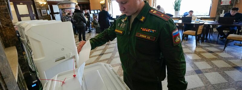 Ein russischer Soldat gibt während der Präsidentschaftswahl in einem Wahllokal Moskau seine Stimme ab. - Foto: Alexander Zemlianichenko/AP