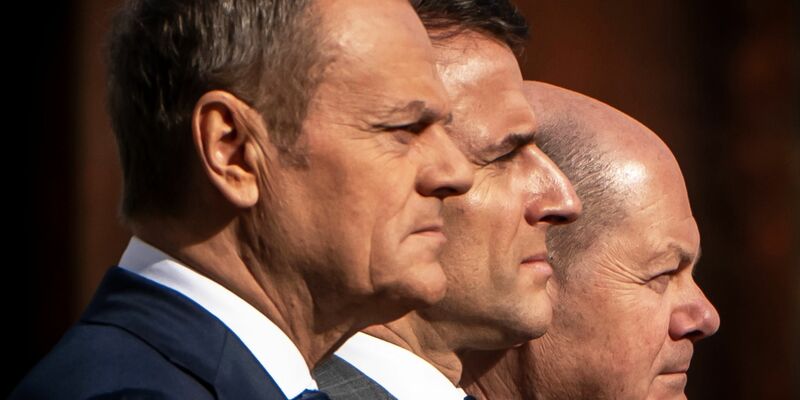 Bundeskanzler Olaf Scholz (SPD, l) empfängt Frankreichs Präsident Emmanuel Macron (r) und Polens Ministerpräsident Donald Tusk zu einem gemeinsamen Treffen. - Foto: Michael Kappeler/dpa